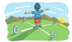 Niño de pie, con los brazos en cruz, orientándose con su cuerpo