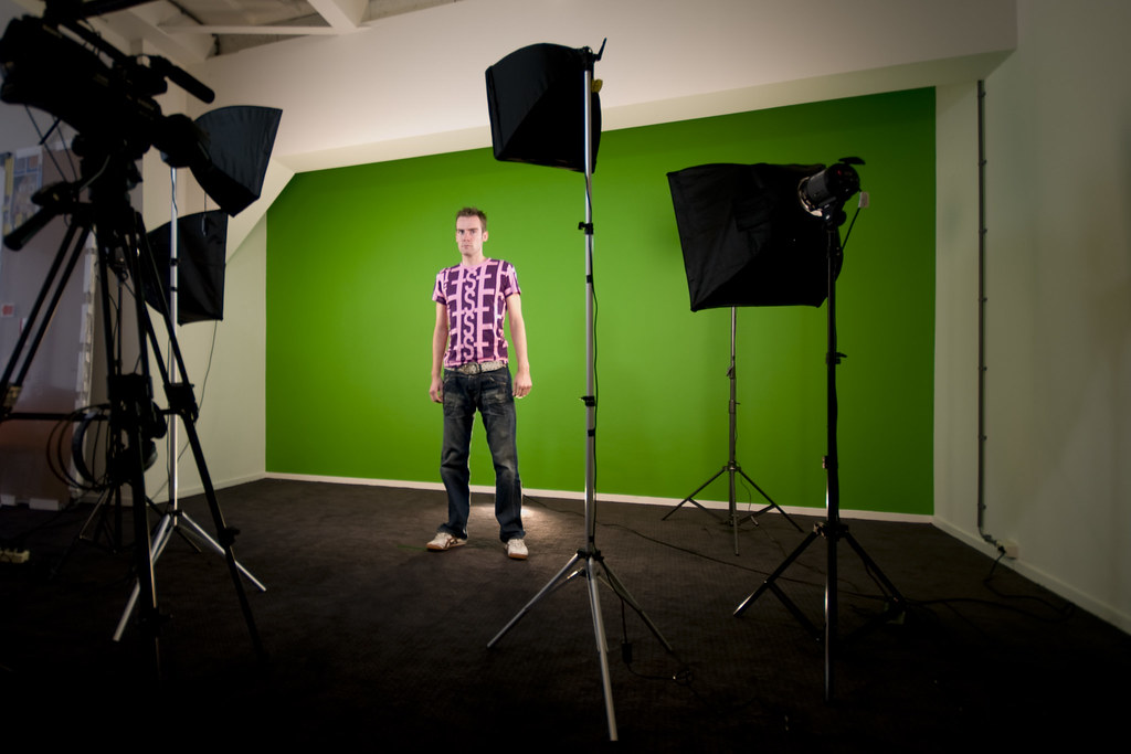 Chico ante un Croma para grabar.